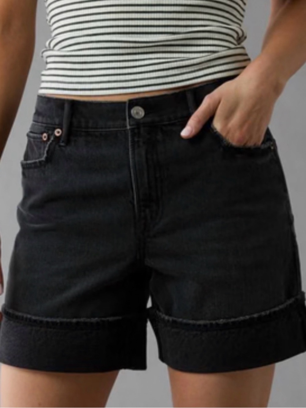 American Eagle Women’s Dark Wash Jean Shorts Strigid, 6